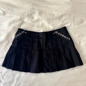 Black Pleated Skirt with Zipper Details